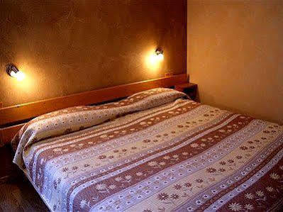 Logis Hotel De La Paix - Турню Екстериор снимка
