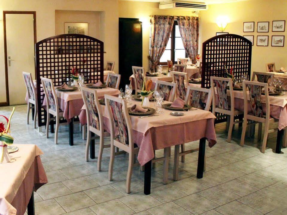 Logis Hotel De La Paix - Турню Екстериор снимка